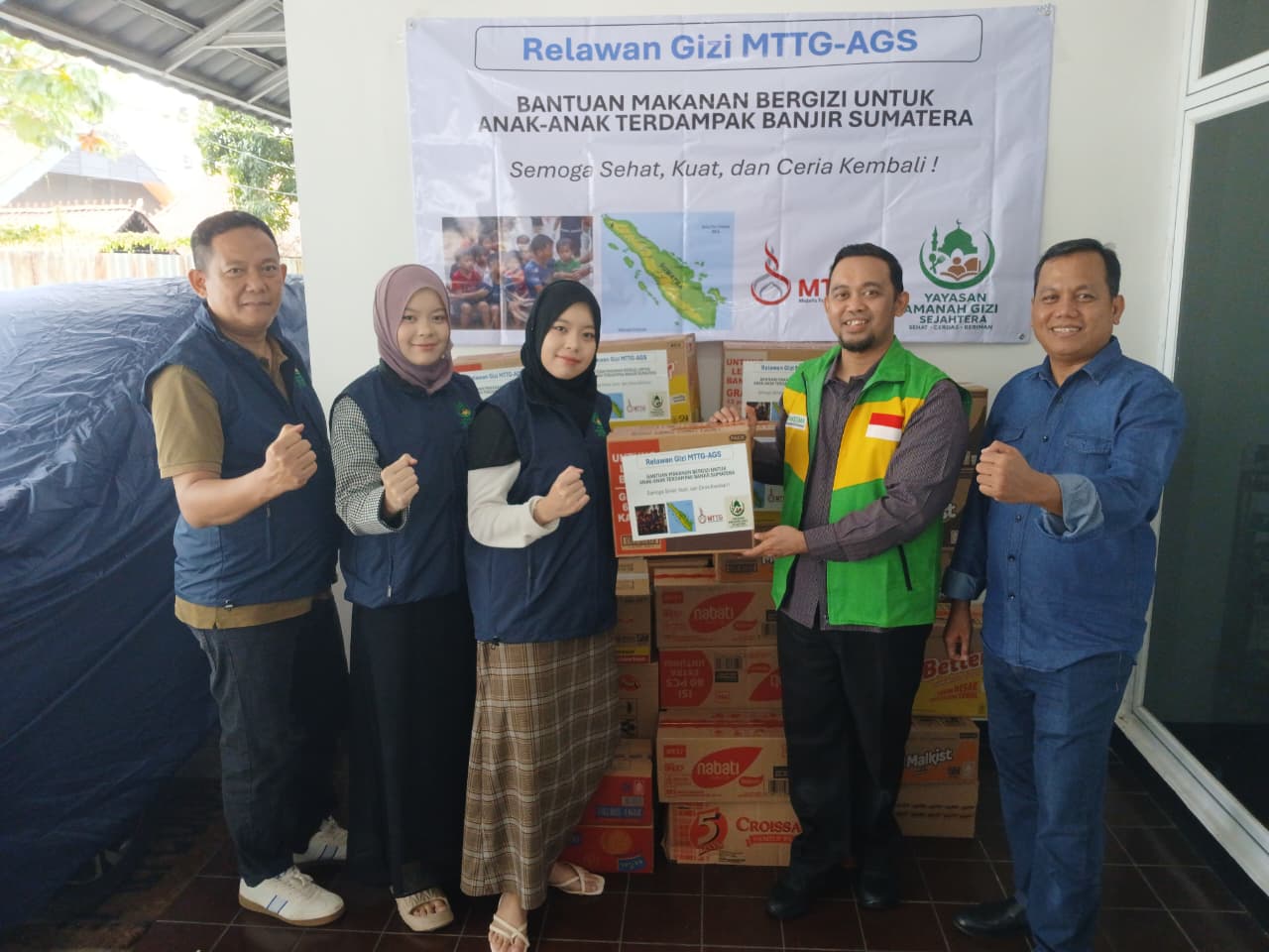 Serah terima bantuan makanan bergizi dari Yayasan Amanah Gizi Sejahtera kepada LAZNAS YAKESMA untuk korban bencana Sumatera
