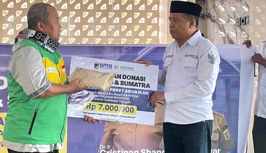 Penyerahan donasi pegawai dan jemaah Masjid An-Naafi Bappeda Sulawesi Tengah kepada LAZNAS YAKESMA untuk korban banjir Sumatera