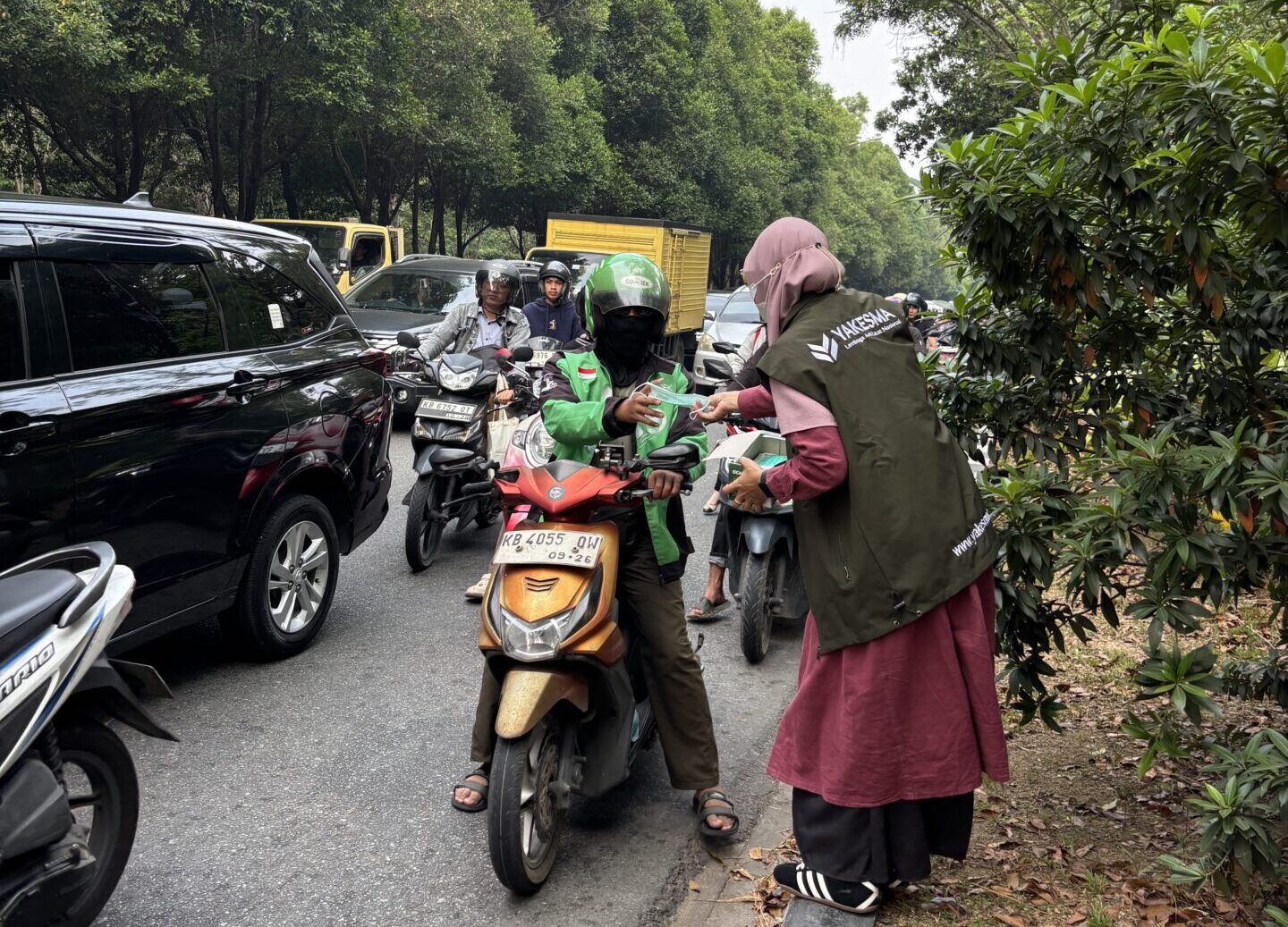 YAKESMA Kalimantan Barat Bagikan Masker, Ajak Masyarakat Lindungi Diri dari Dampak Kebakaran Hutan
