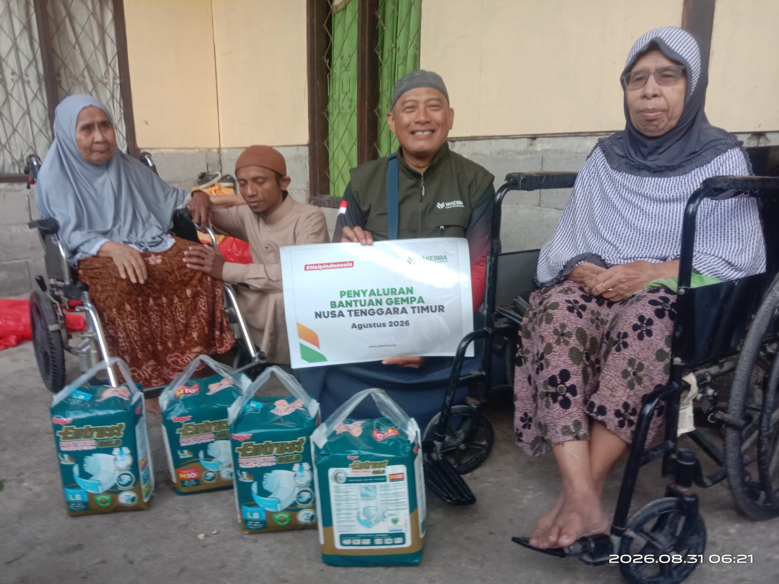 LAZNAS YAKESMA Salurkan Bantuan Pampers untuk Lansia, Balita, dan Ibu Terdampak Bencana di Nagekeo
