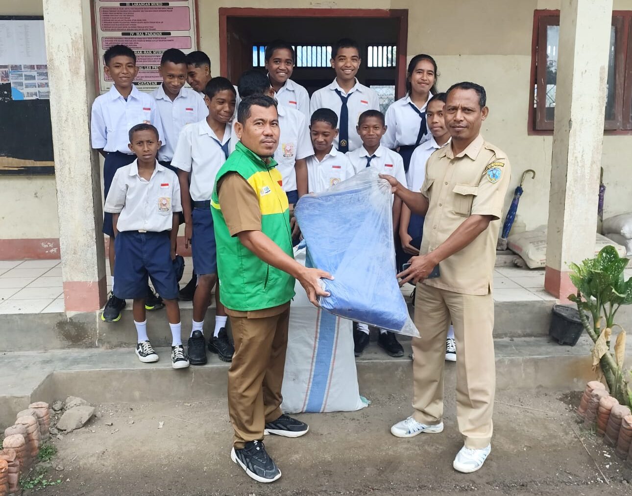 Bantu Pulihkan Pendidikan, LAZNAS YAKESMA Salurkan Tenda Sekolah Darurat di Nagekeo