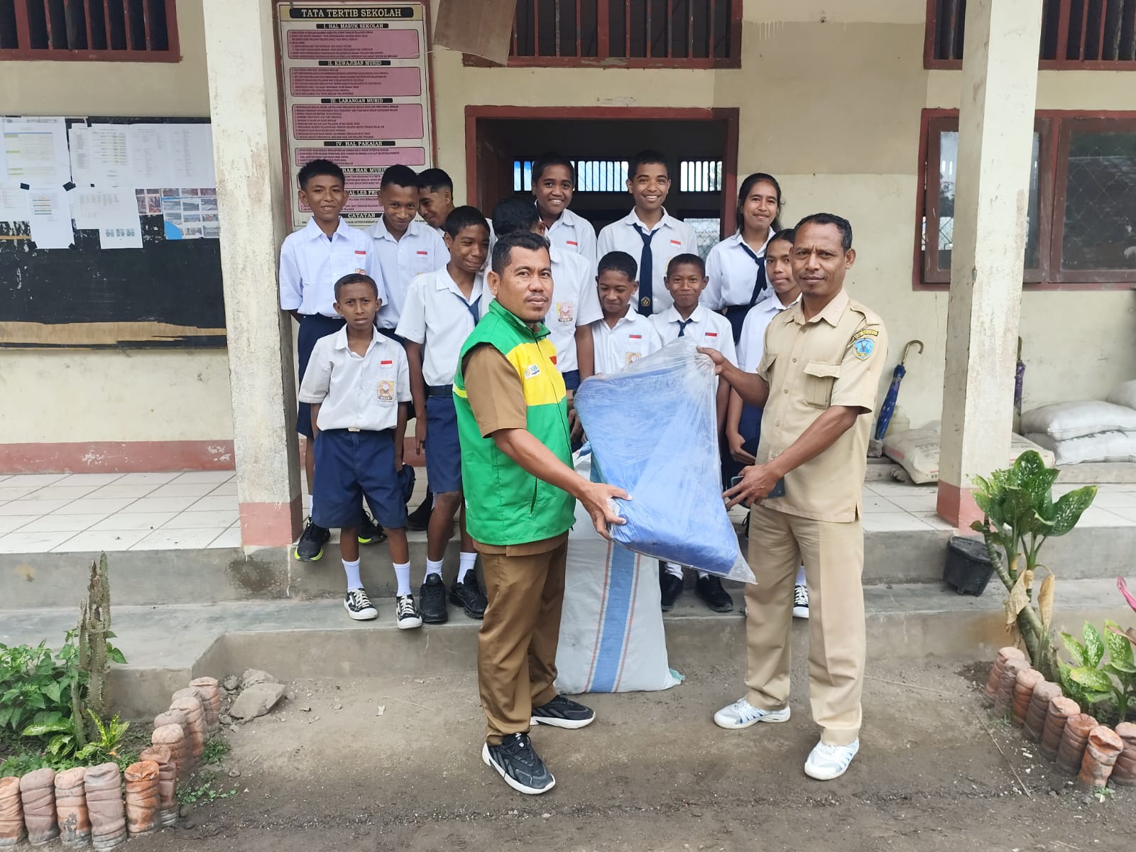 Bantu Pulihkan Pendidikan, LAZNAS YAKESMA Salurkan Tenda Sekolah Darurat di Nagekeo