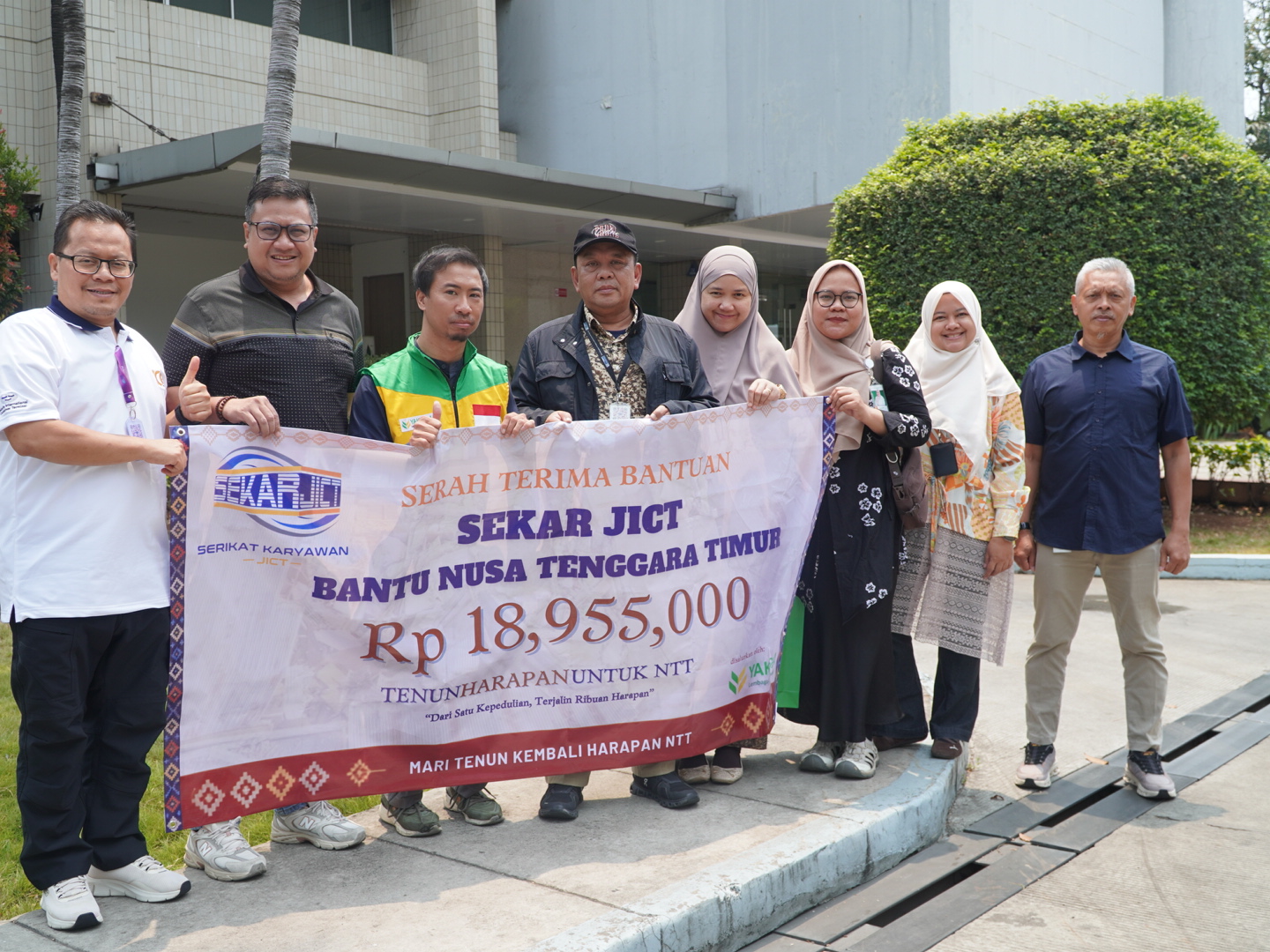 SEKAR JICT menyalurkan donasi Rp18,95 juta untuk masyarakat terdampak gempa NTT melalui LAZNAS YAKESMA.