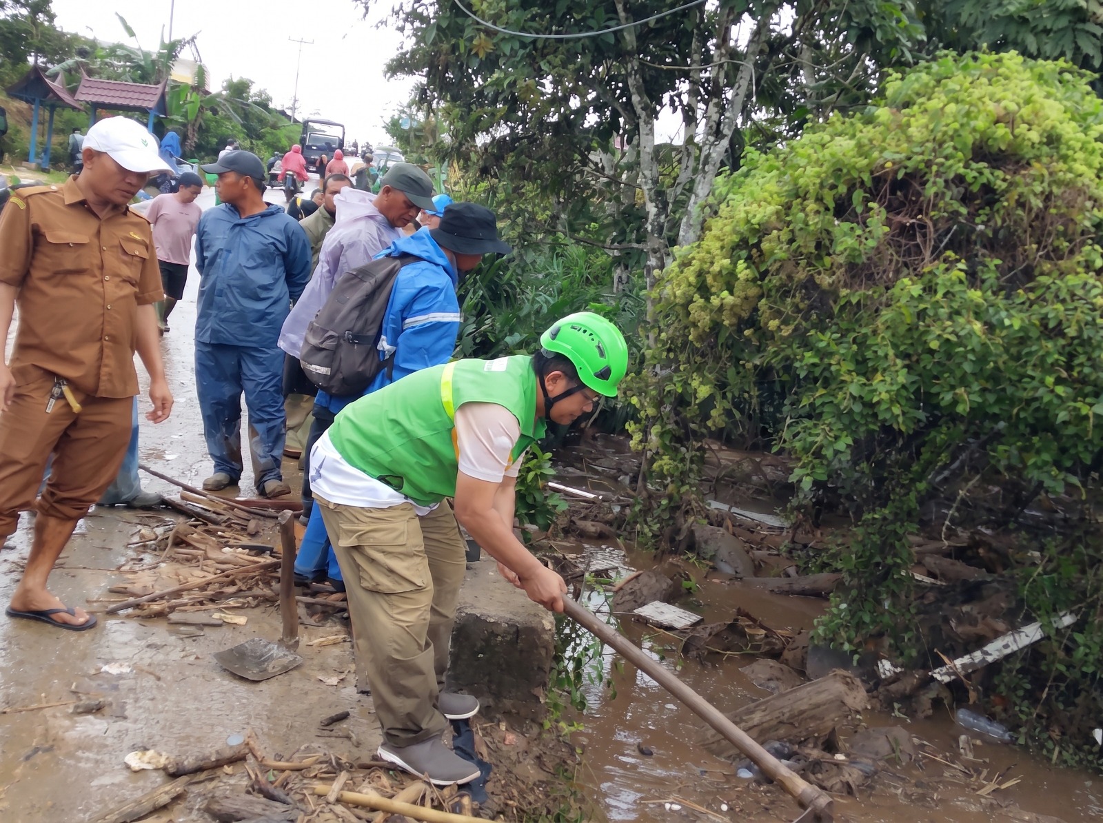 Yakesma Sumbar Buka Dapur Umum dan Bersihkan Material Pascabencana Banjir Bandang di Solok