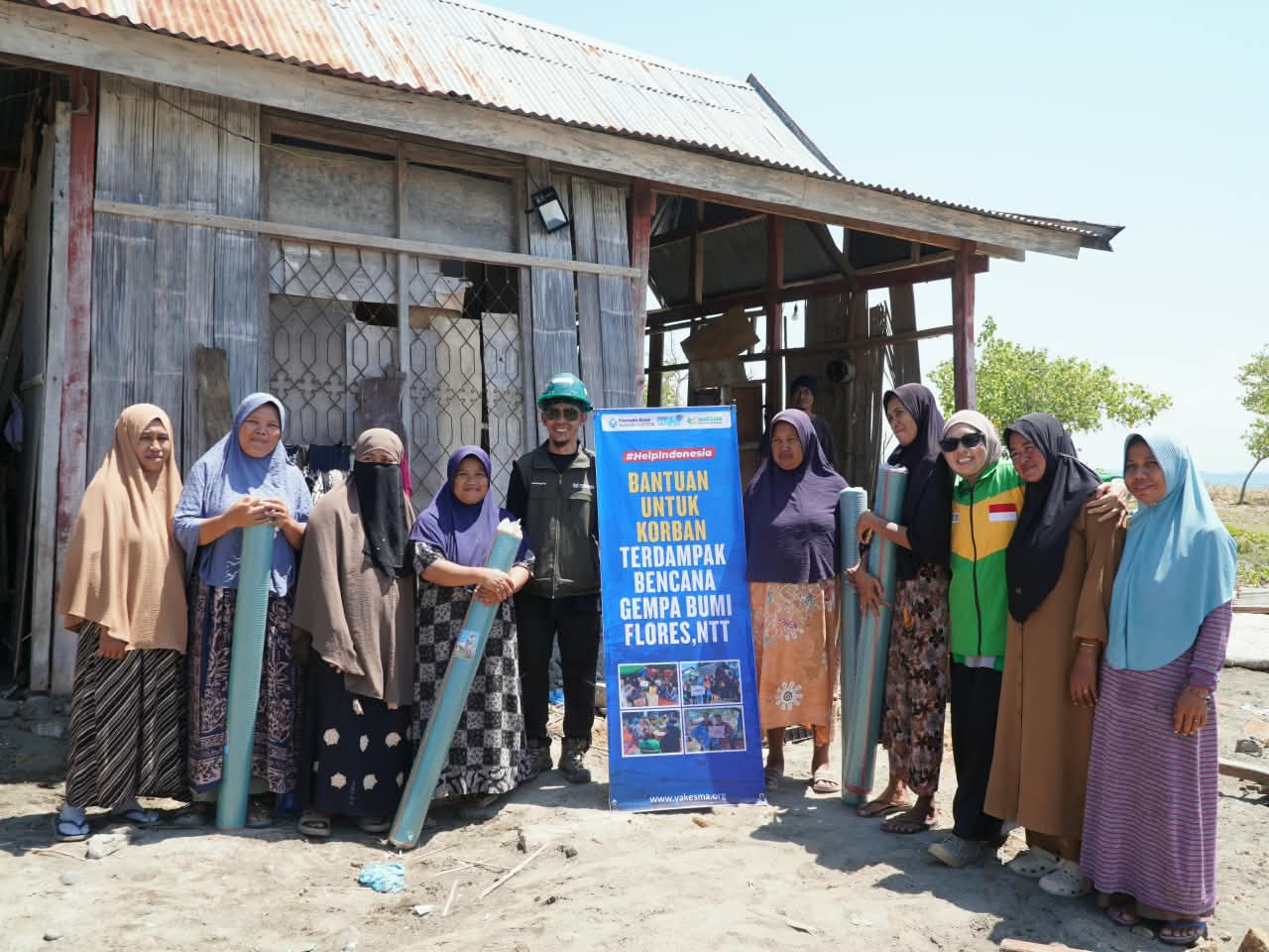 Sinergi Respon Bencana, UPZDK Permata Bank Syariah Salurkan Bantuan Terpal dan Alas Tidur untuk Warga Marapokot melalui LAZNAS YAKESMA