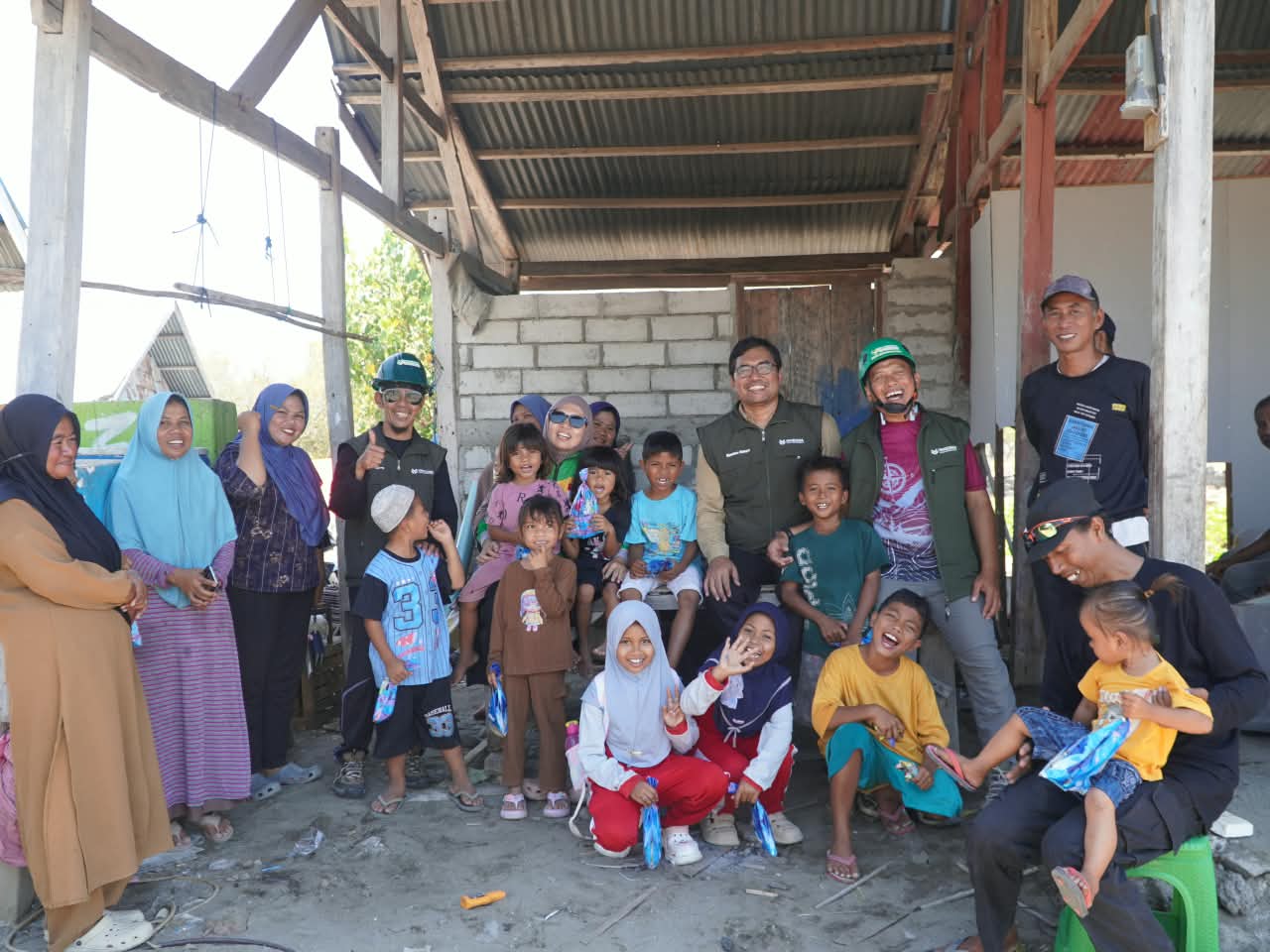 LAZNAS YAKESMA Berbagi Keceriaan Bersama Anak-Anak Penyintas Bencana di Kampung Nelayan Maropokot